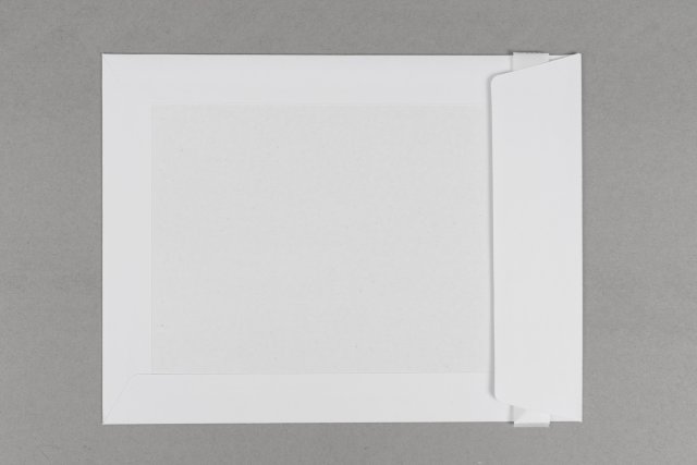 Kuvert 185x240mm, vita med kartongbaksida