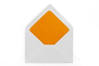 Kuvert DIN C6, vita med orange foder